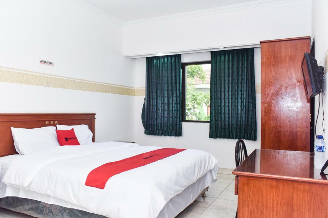 Reddoorz Near Lenmarc Mall Surabaya Pradahkalikendal Buitenkant foto